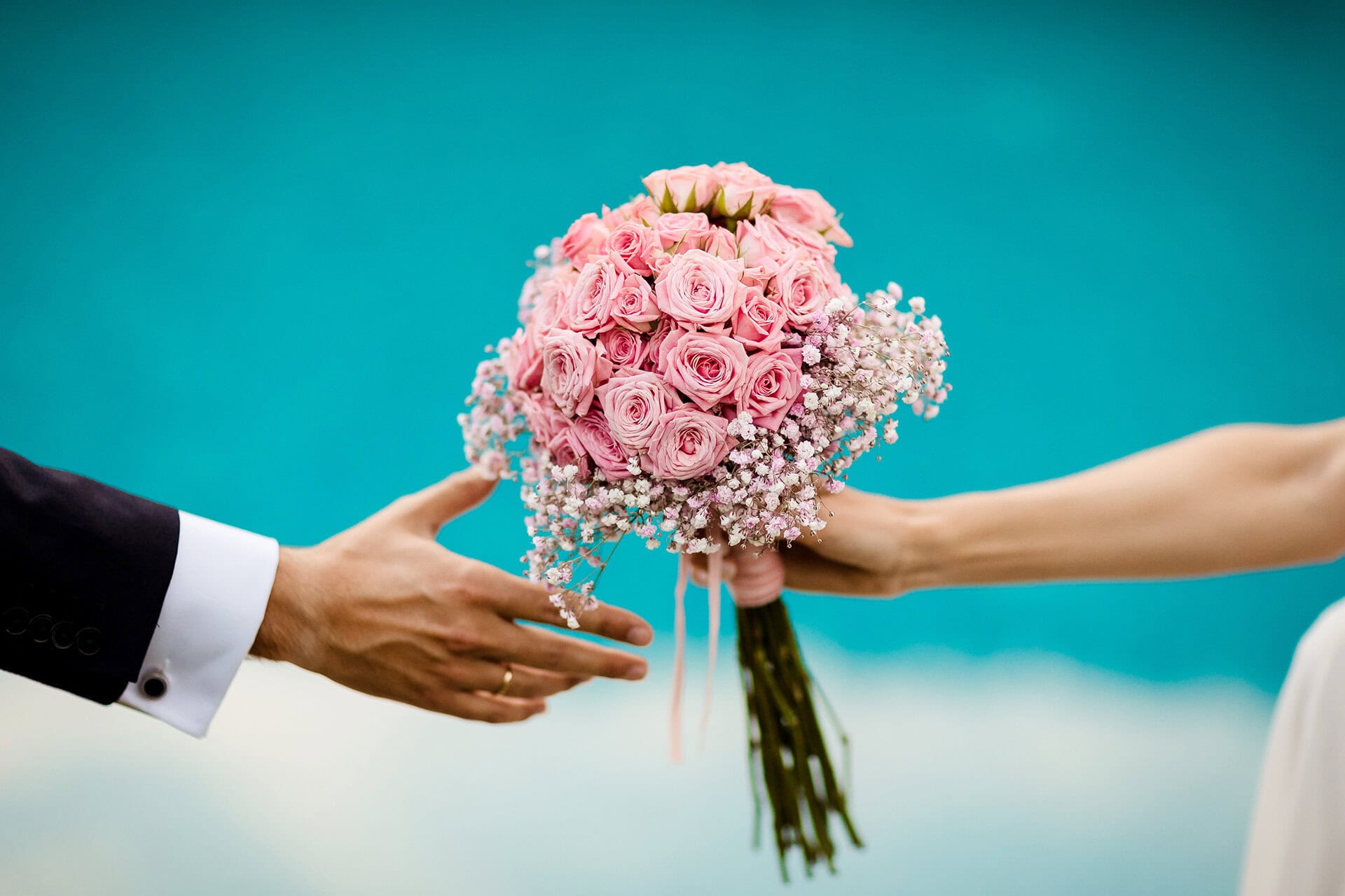 Detalle del ramo de novia entregado al novio, capturado por Esteban Garí, fotógrafo de bodas en Mallorca