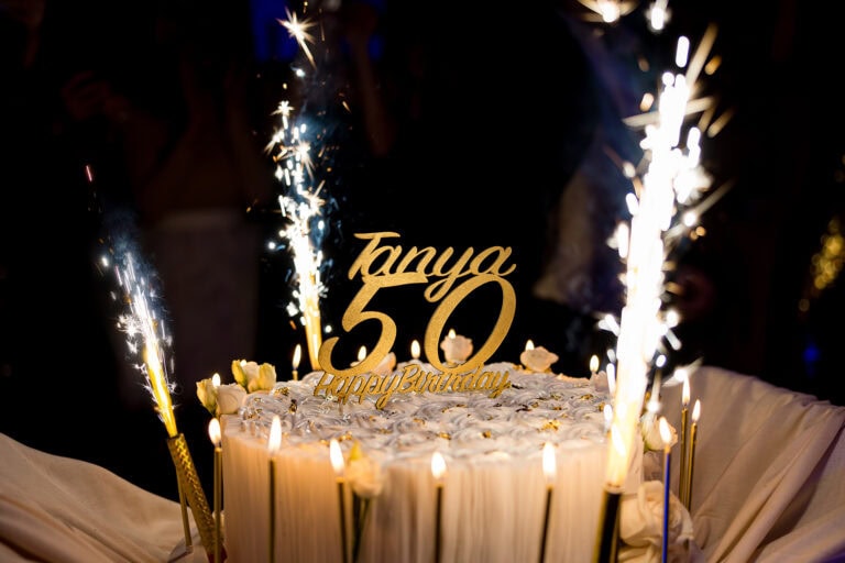 Tarta de cumpleaños capturada por Esteban Garí fotógrafo de eventos en Mallorca